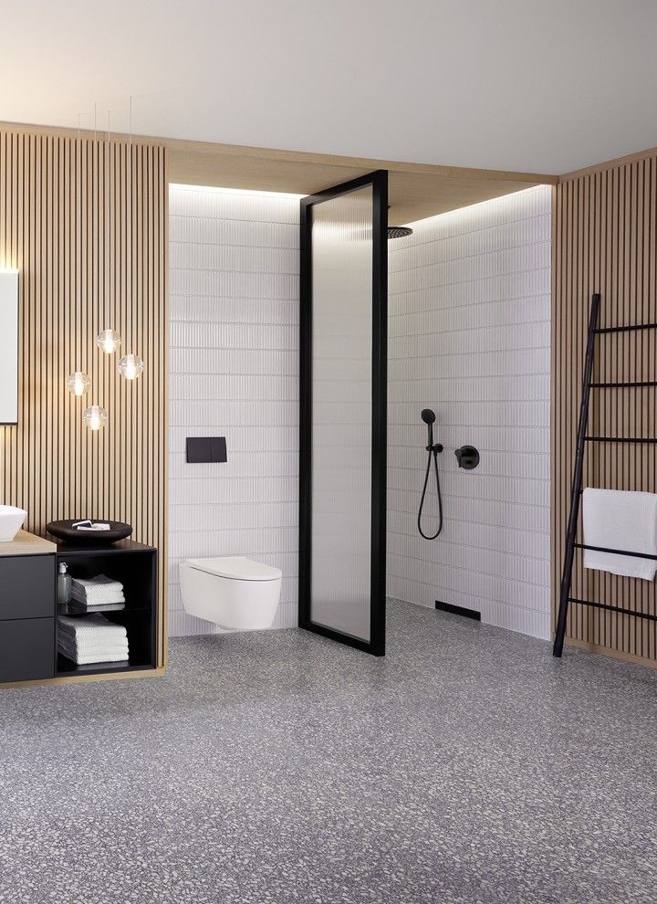 Bad mit begehbarer Dusche mit dem Geberit Wandablauf in Kunststoff schwarz matt